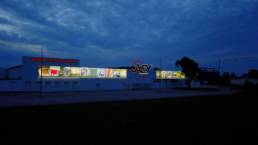 D&A Pubblicità, agenzia di pubblicità a Legnano realizza: insegne luminose, allestimenti di negozi, stampa digitale, decorazioni automezzi e tanto altro ancora!
